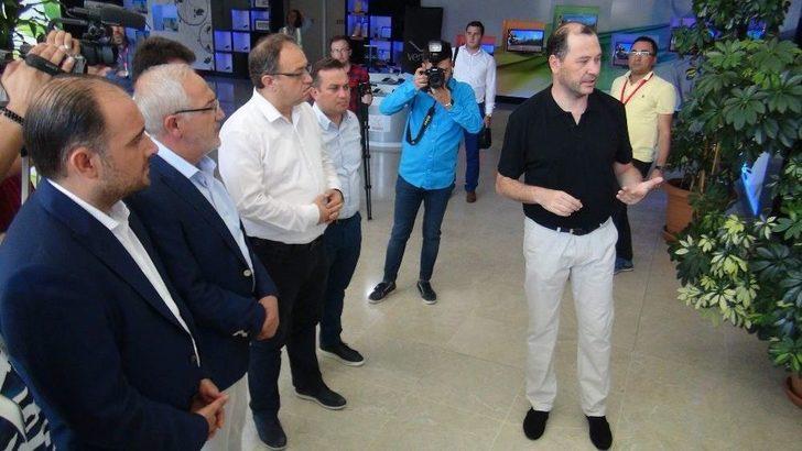 Ak Parti Heyeti Yerli Üretim Cep Telefonlarını Fabrikasında İnceledi G1