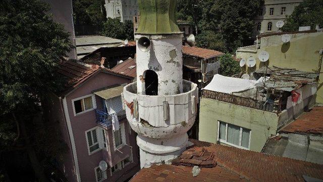 (özel) Cemaat Namazını Minare Yıkılır Korkusuyla Kılıyor