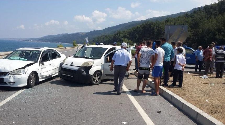 Samsun&rsquo;da Otomobil İle Kamyonet &Ccedil;arpıştı: 8 Yaralı