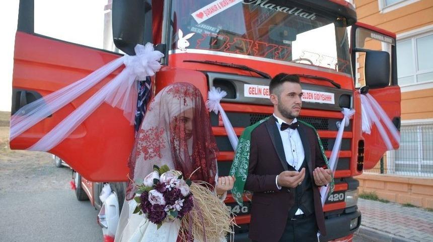 Uzman &Ccedil;avuş Damada Ve Geline Tır S&uuml;rprizi
