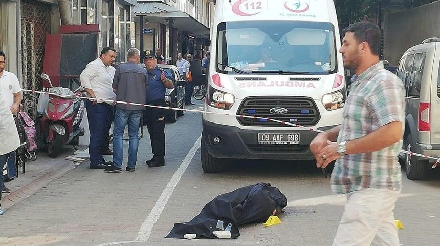 Katil Zanlısı Vurduğu Kişinin Nabzını Kontrol Ettikten Sonra Kayıplara Karıştı