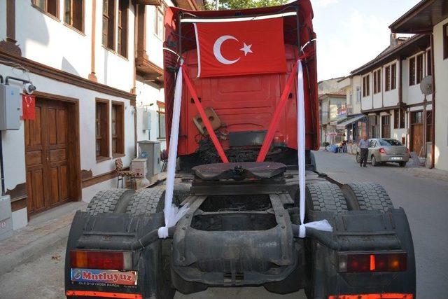 Uzman Çavuş Damada Ve Geline Tır Sürprizi