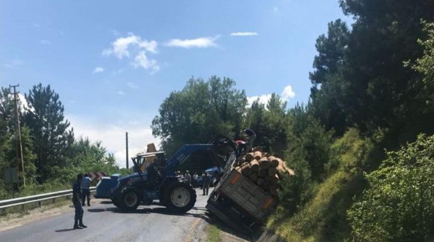 Tomruk Y&uuml;kl&uuml; Kamyon Kanala Devrildi