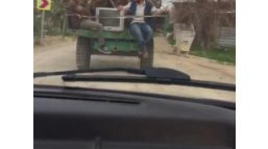 Trakt&ouml;r Kasasında Tehlikeli Yolculuk