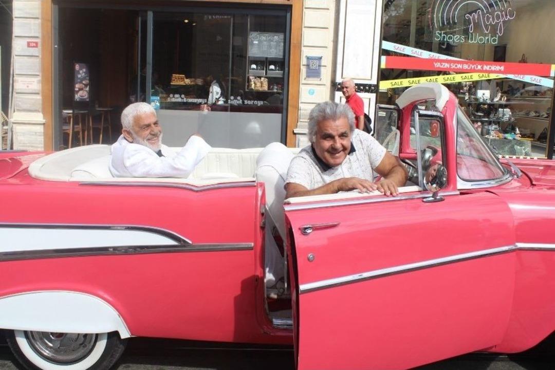İstiklal Caddesi&rsquo;ni Rengarenk Klasik Ara&ccedil;lar S&uuml;sledi