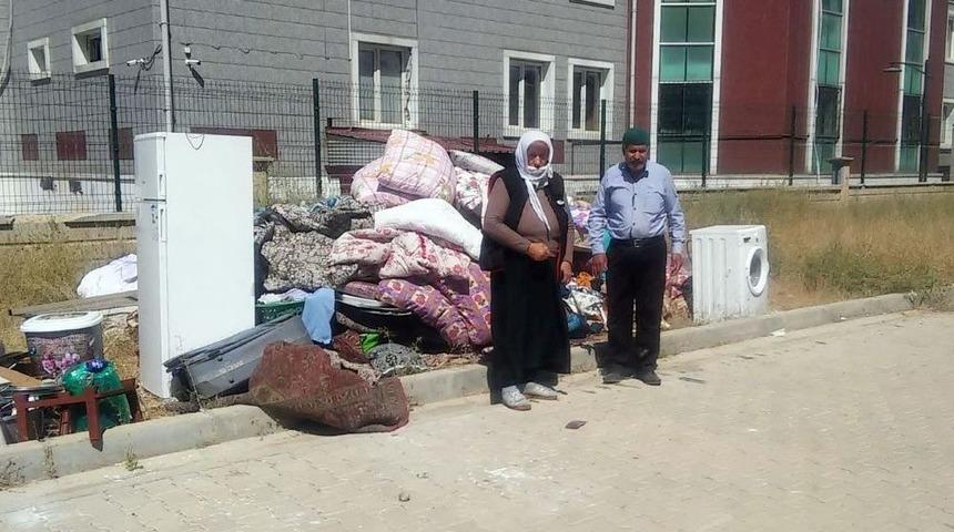 Kapı Dışarı Edilen Yaşlı &Ccedil;ifte B&uuml;y&uuml;kşehir Şefkati