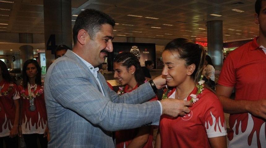 &Ouml;zel Sporcular 24 Madalyayla Yurda D&ouml;nd&uuml;