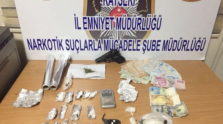 Uyuşturucu Ticareti Yapan Şahıslara Operasyon: 5 G&ouml;zaltı