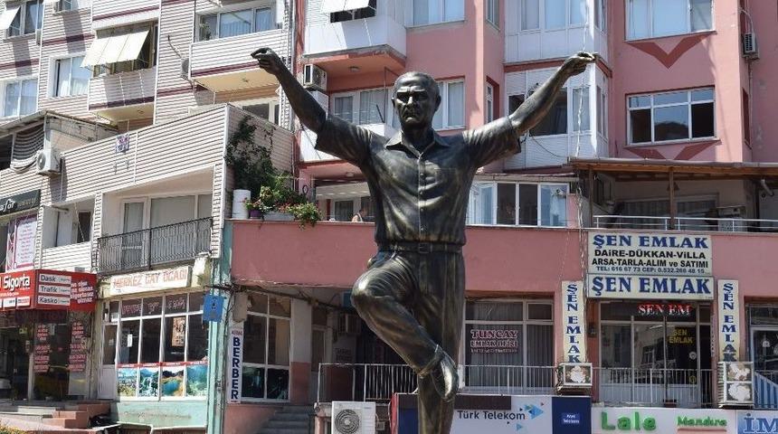 Aliağa&rsquo;ya Yapılan &lsquo;atat&uuml;rk Heykeli&rsquo; Takdir Topluyor