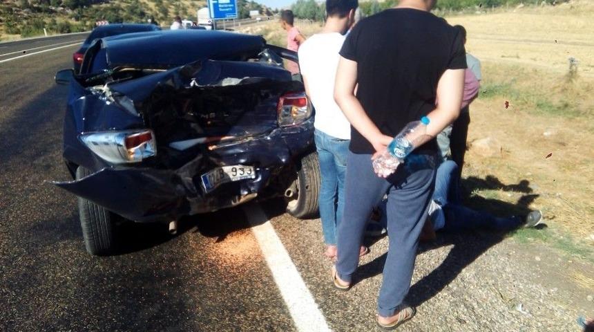 Otomobil İle Minib&uuml;s &Ccedil;arpıştı: 4 Yaralı