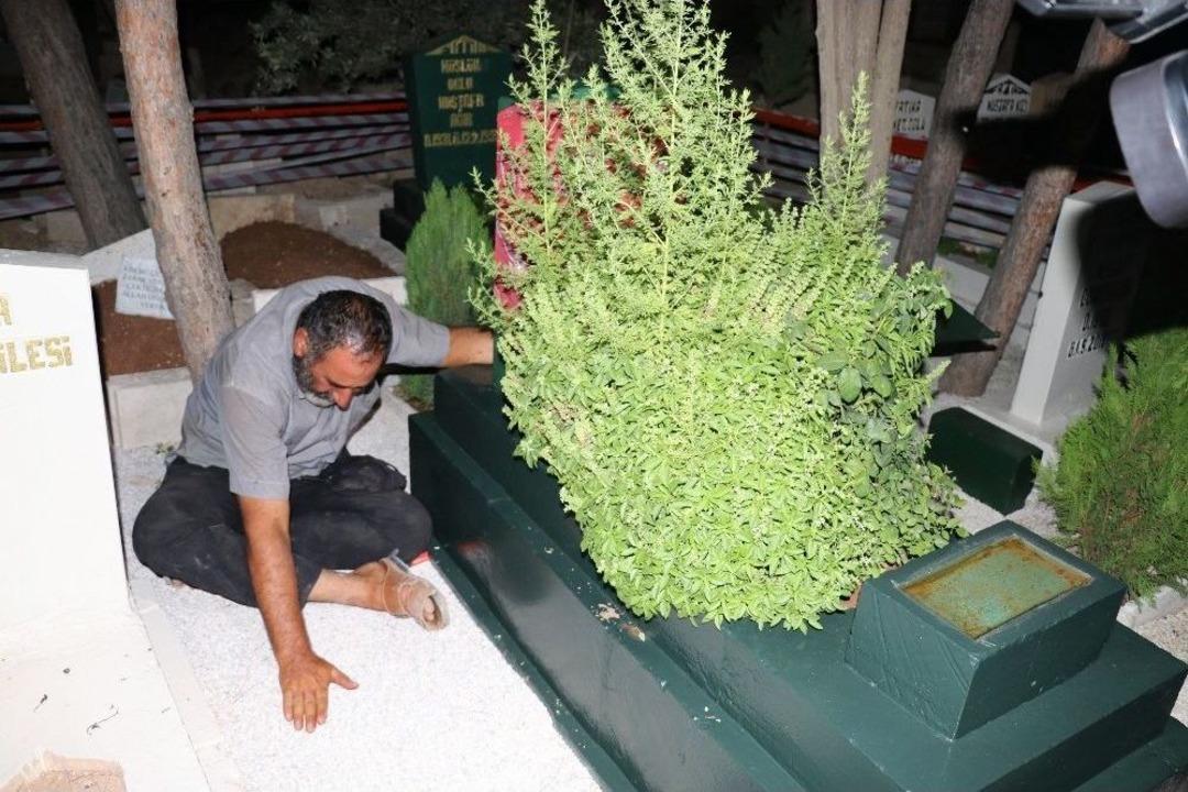 (&ouml;zel) Oğlunun &Ouml;l&uuml;m&uuml;ne Dayanamayan Baba Mezarı Başında Yatıyor