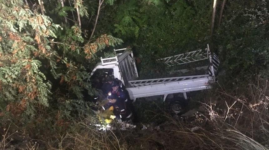 Menfeze U&ccedil;an Kamyonetin S&uuml;r&uuml;c&uuml;s&uuml; Ara&ccedil;ta Sıkıştı