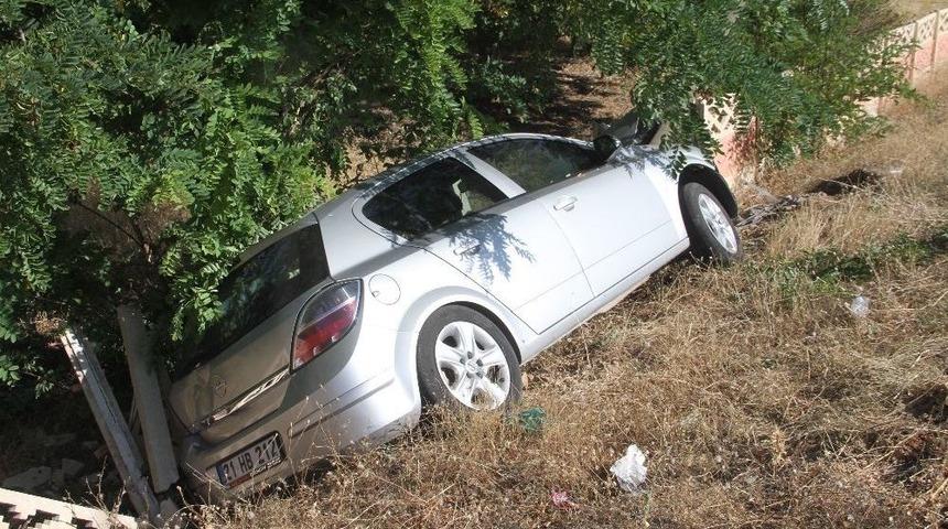 Otomobil Direğe &Ccedil;arptı: 4 Yaralı