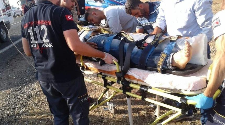 Şanlıurfa&rsquo;da Otomobiller &Ccedil;arpıştı: 5 Yaralı