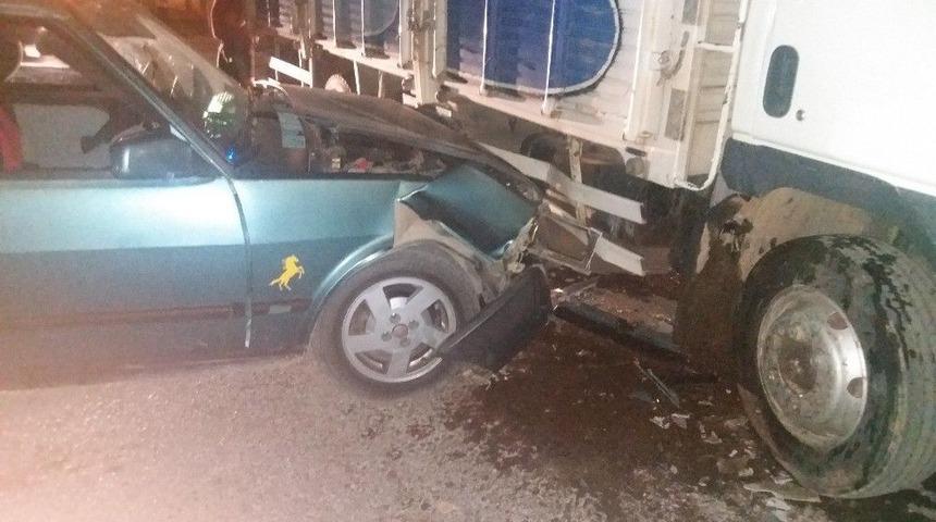 Otomobil İle Kamyonet &Ccedil;arpıştı: 6 Yaralı