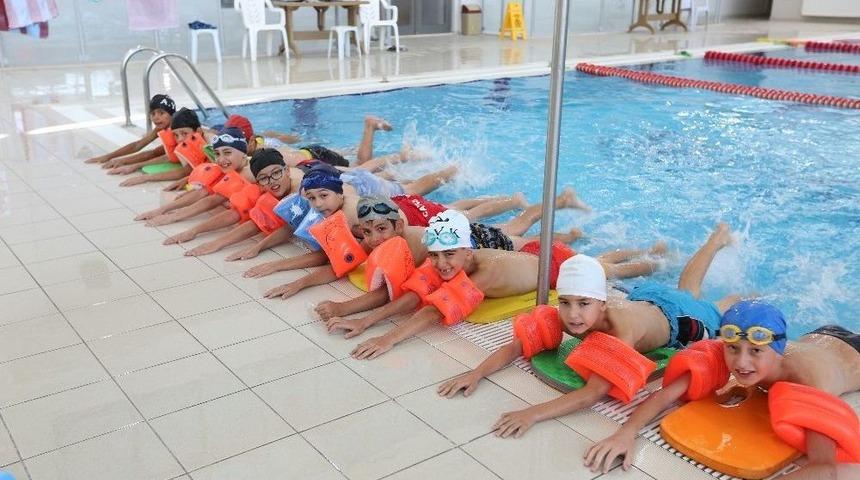 Öğrenciler Tatilin Keyfini Semt Konaklarında Çıkartıyor