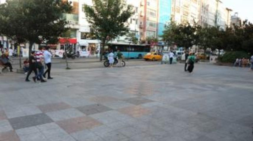 Oğluna Uyuşturucu Satan Kişiyi Bı&ccedil;akladı