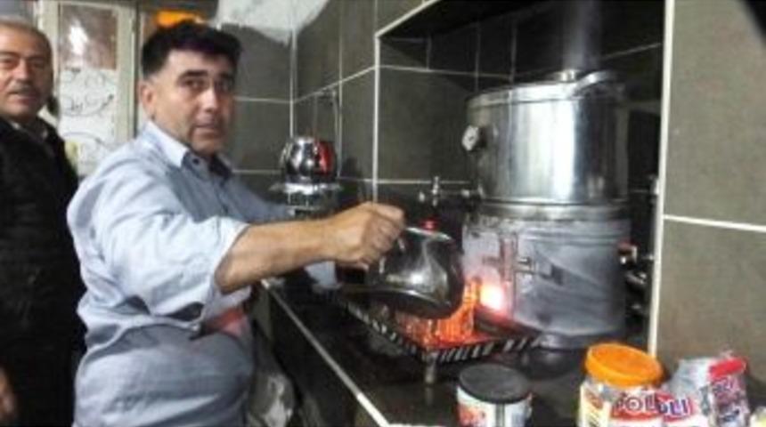 Bu Kahvehane De Çaylar Odun Ateşinde Demleniyor