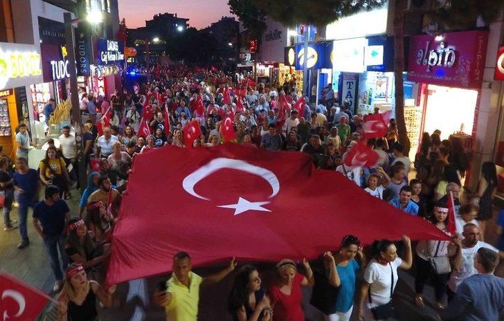 İzmir’in İlçelerinde ’zafer’ Coşkusu Gece Yarılarına Kadar Sürdü G3