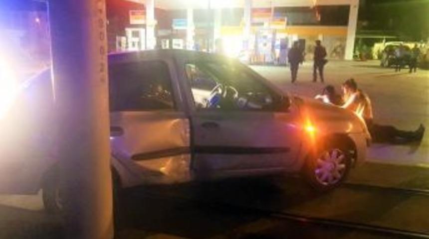 Tramvay Yolundaki Direğe &Ccedil;arpan Otomobil S&uuml;r&uuml;c&uuml; Yaralandı