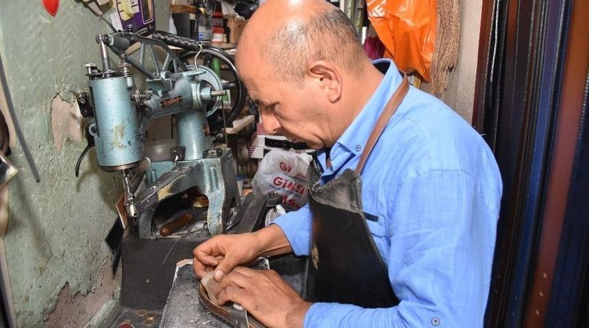 Küçük Ama Marifetli İş Yerinde Geçimini Sağlıyor