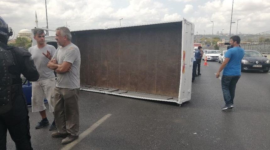 K&uuml;&ccedil;&uuml;k&ccedil;ekmece&rsquo;de D-100&rsquo;&uuml; Kilitleyen Kaza