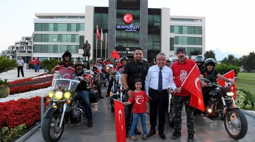 Motosiklet&ccedil;iler, Zafer Bayramı İ&ccedil;in Toplandı
