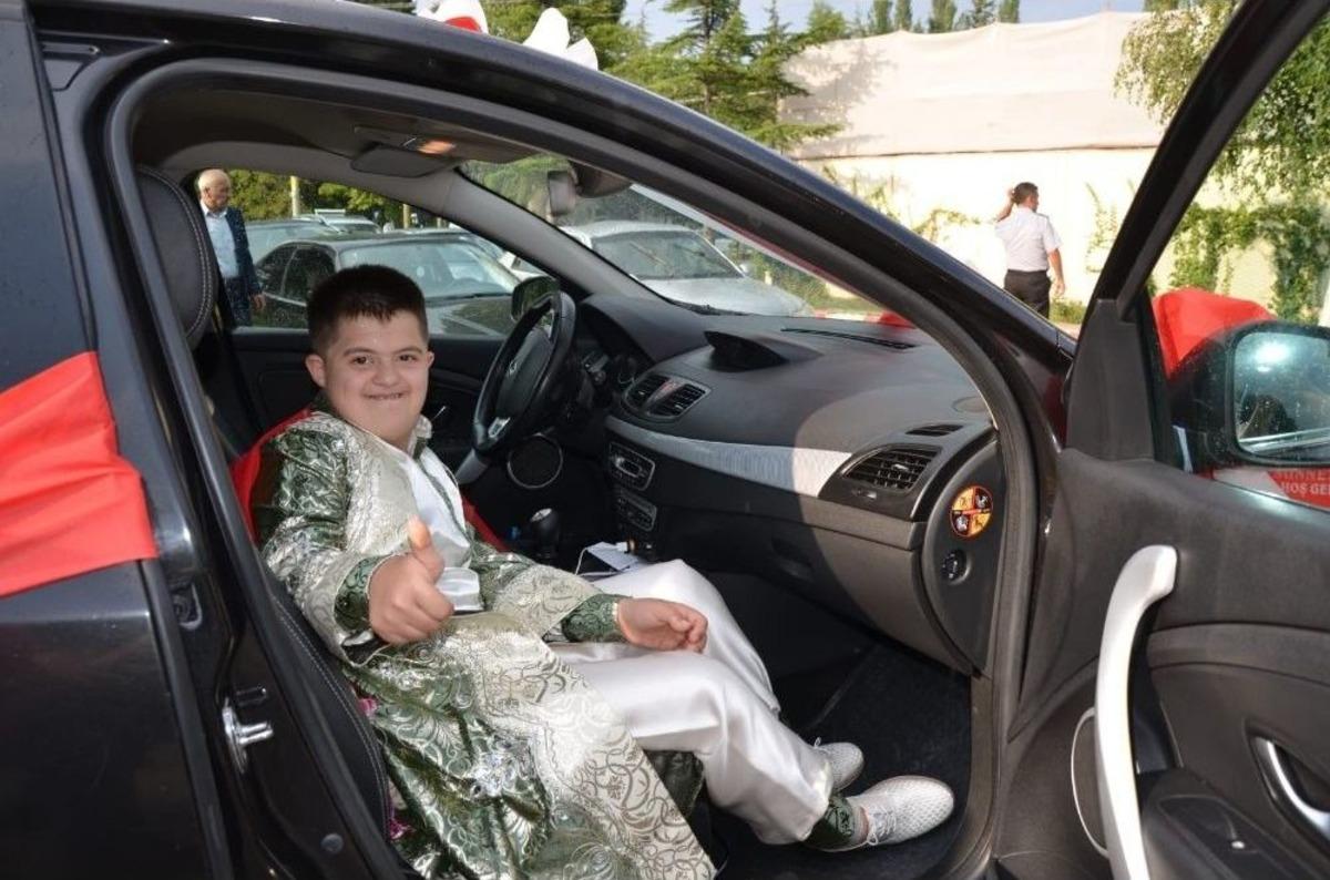 Başkan Koca&rsquo;nın Makam Aracı, Down Sendromlu Gen&ccedil; İ&ccedil;in S&uuml;nnet Arabası Oldu