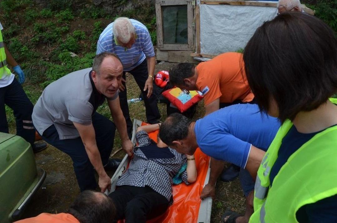 Karşı Şerite Ge&ccedil;en Otomobil İkiye B&ouml;l&uuml;nd&uuml;: 1 &Ouml;l&uuml;, 10 Yaralı