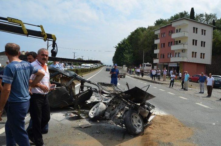 Karşı Şerite Geçen Otomobil İkiye Bölündü: 1 Ölü, 10 Yaralı G3