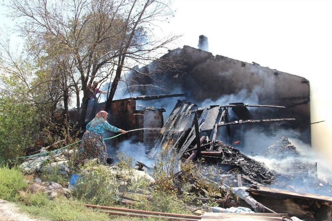 &Ccedil;an&rsquo;da &Ccedil;ıkan Yangında Ev İle 80 Ton Saman Balyası Yandı