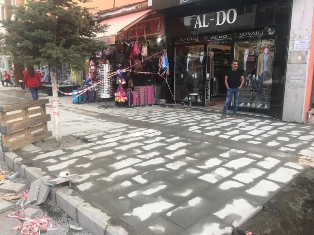 Kars&rsquo;ta Kazımpaşa Caddesi&rsquo;nin Kaldırımlarını Yeniliyor