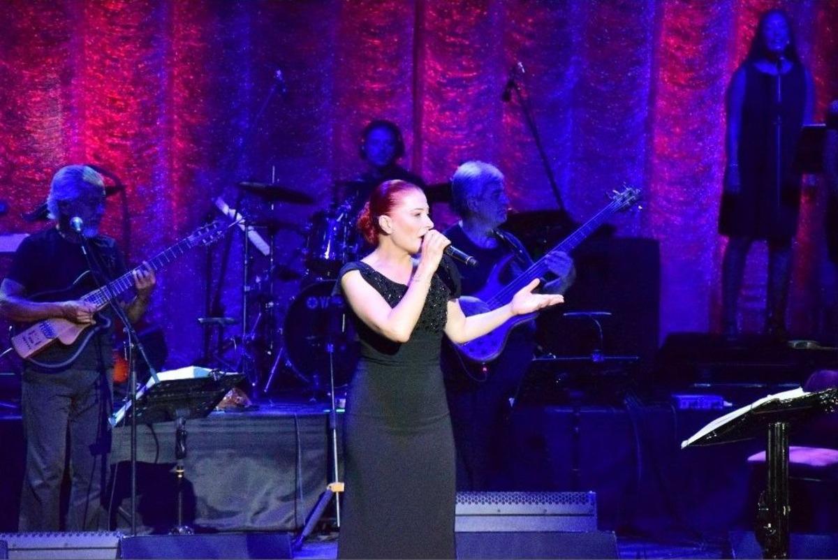 Candan Er&ccedil;etin Hayranlarıyla Tarihi Tiyatro Da Buluştu