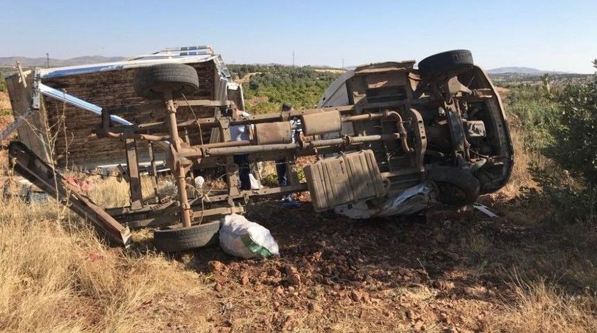 Tarım İş&ccedil;ilerini Taşıyan Kamyonet Takla Attı: 1 &Ouml;l&uuml;, 4 Yaralı