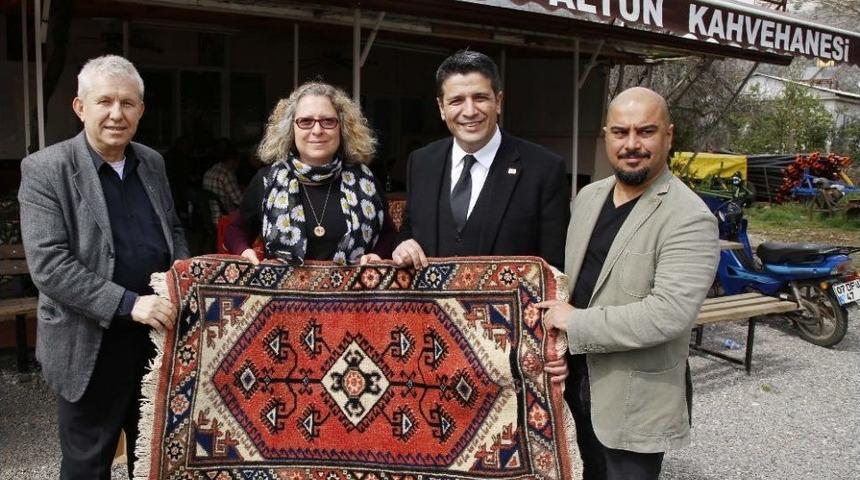 &Ouml;d&uuml;ll&uuml; Kadın Fotoğraf&ccedil;ı Bieber, D&ouml;şemealtı&rsquo;nda Halı Dokudu