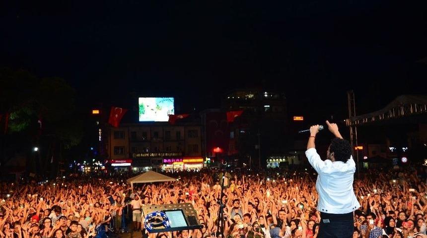 Buray, &Uuml;nye&rsquo;de Hayranlarıyla Buluştu