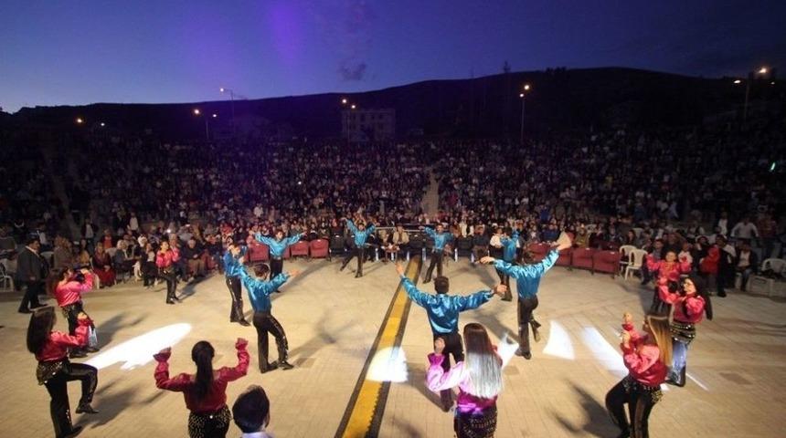 Ş&ouml;lenlerde Sahne Sırası İlyas Yal&ccedil;ıntaş Ve Azerin&rsquo;deydi