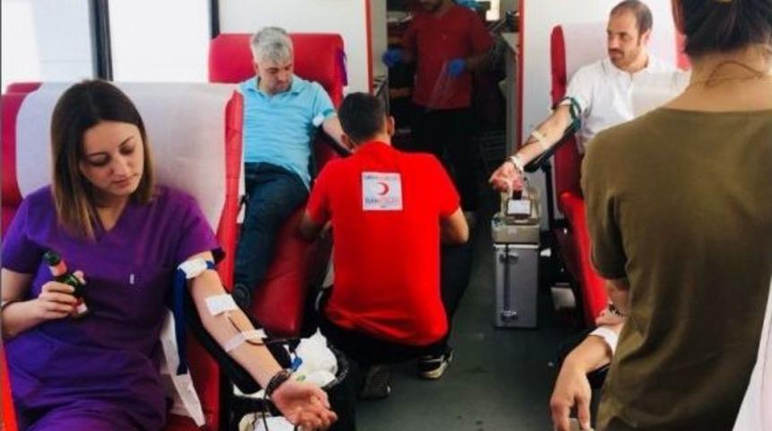 Hastane Çalışanları Kan Stokları Azalmasın Diye Kan Verdi