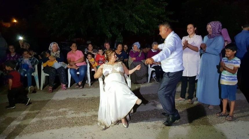 Ka&ccedil;arak Evlendi, 18 Yıl Sonra D&uuml;ğ&uuml;n Yaptı