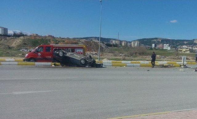 Refüje Çarpan Otomobil Takla Attı: 3 Yaralı