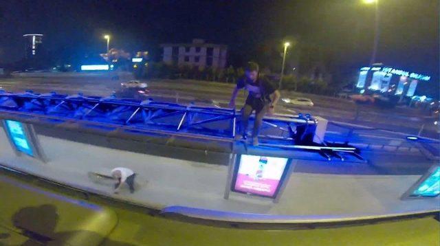 (özel) İstanbul’da Ukraynalı Gençlerin Tehlikeli ’metrobüs Sörfü’ Kamerada