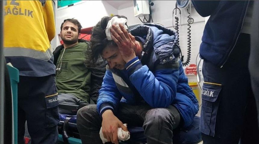 Motosiklet Yola Fırlayan Lastiğe &Ccedil;arptı: 2 Yaralı