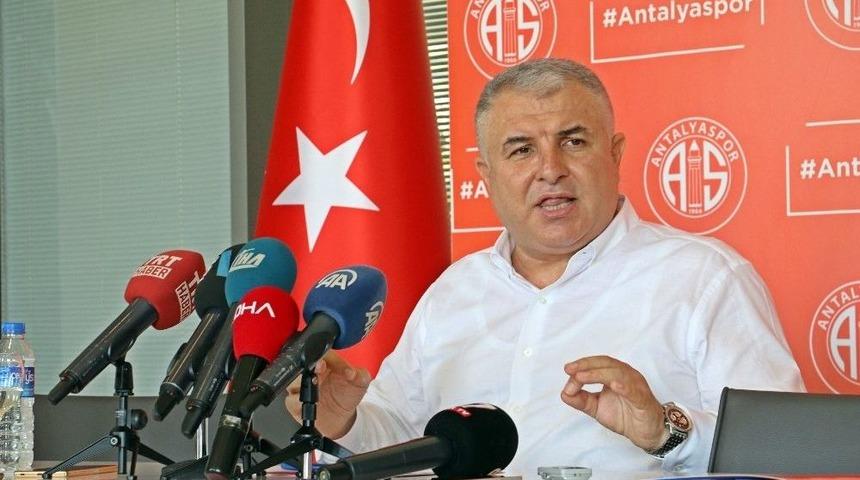 Antalyaspor Başkanı &lsquo;g&uuml;lerek Gidiyorum&rsquo; Diyerek İstifa Etti