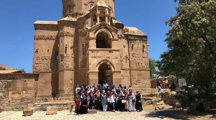 Tuşba Kaymakamlığından Kadınlar İ&ccedil;in Akdamar Adası Gezisi