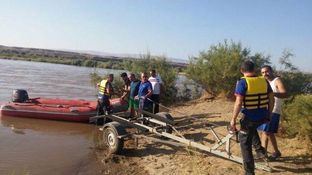 Baraj Kapakları Açılınca Adacıkta Mahsur Kaldılar