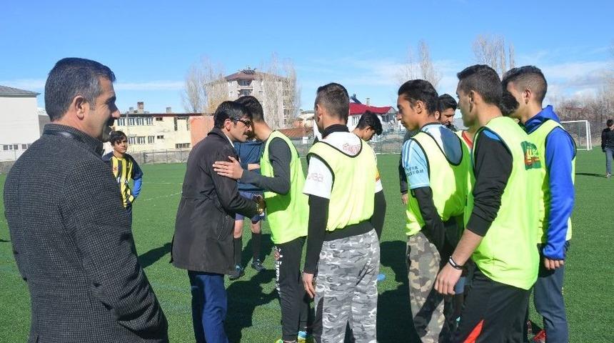 Muhtar G&ouml;kt&uuml;rk&rsquo;ten Eleşkirt Spor Antrenmanına Ziyaret