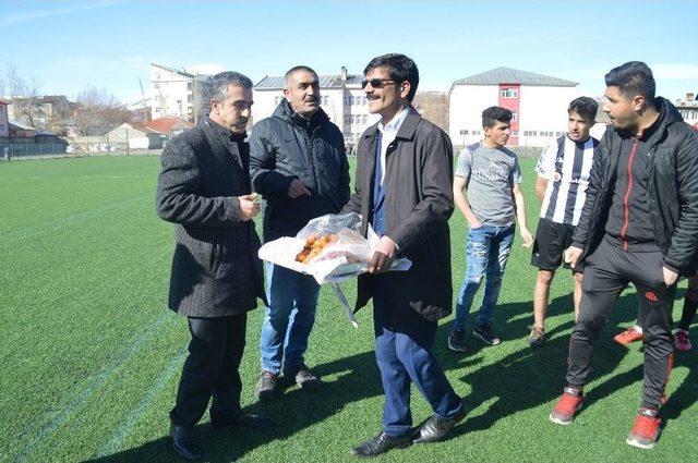 Muhtar Göktürk’ten Eleşkirt Spor Antrenmanına Ziyaret