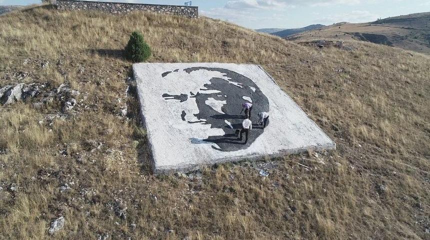 Dev Atat&uuml;rk Portresini Şenlikle A&ccedil;tılar