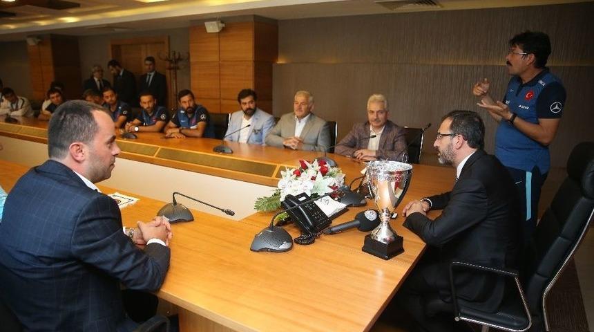 Bakan Kasapoğlu, Avrupa Şampiyonu İşitme Engelli Milli Takımı&rsquo;ya Buluştu