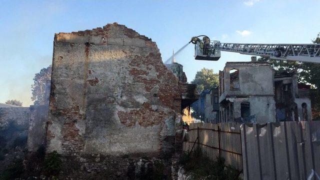 Fatih’te Yanan Metruk Binanın Duvarı Aracın Üzerine Çöktü
